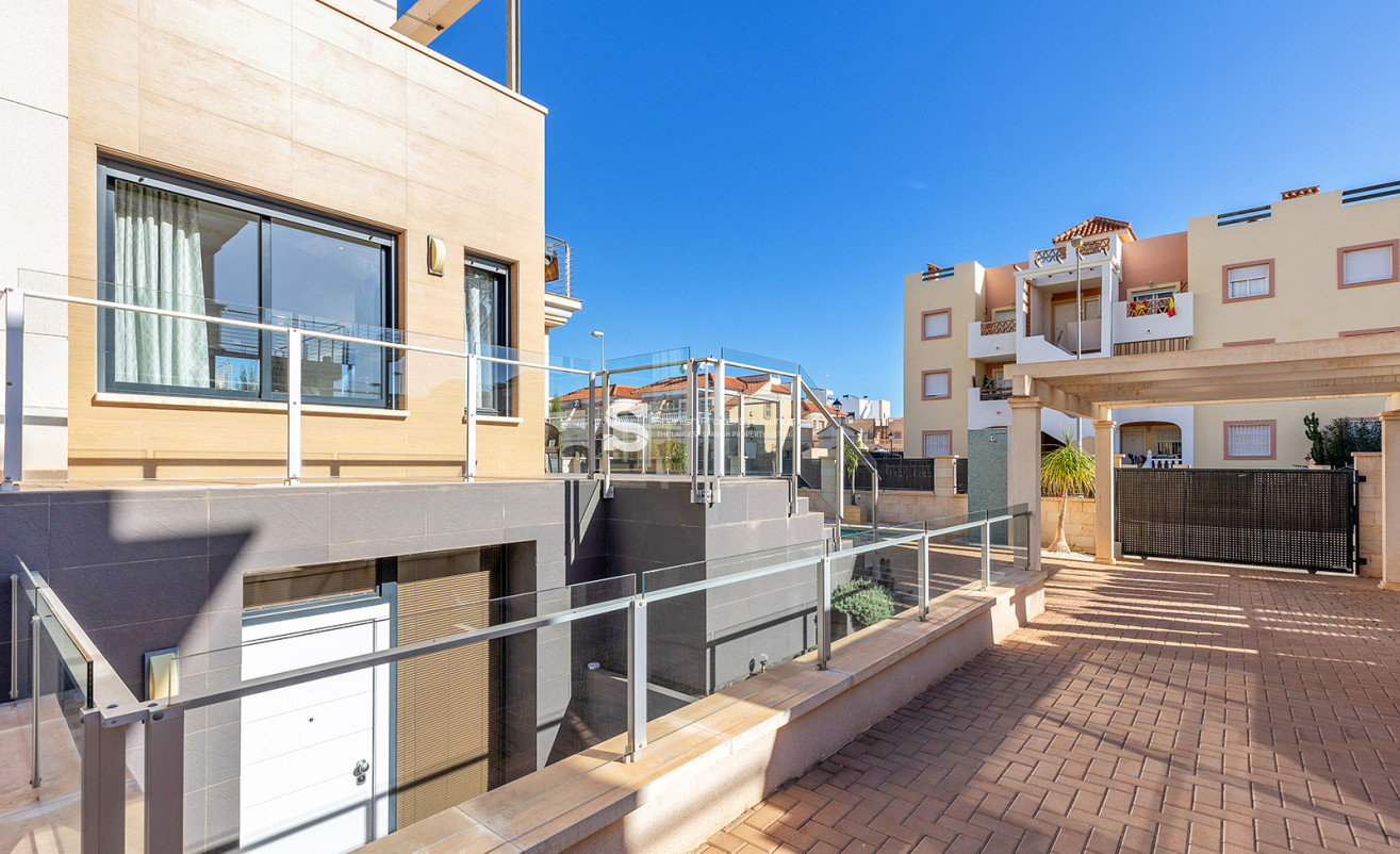 Resale - Villa - Orihuela Costa - La Zenia