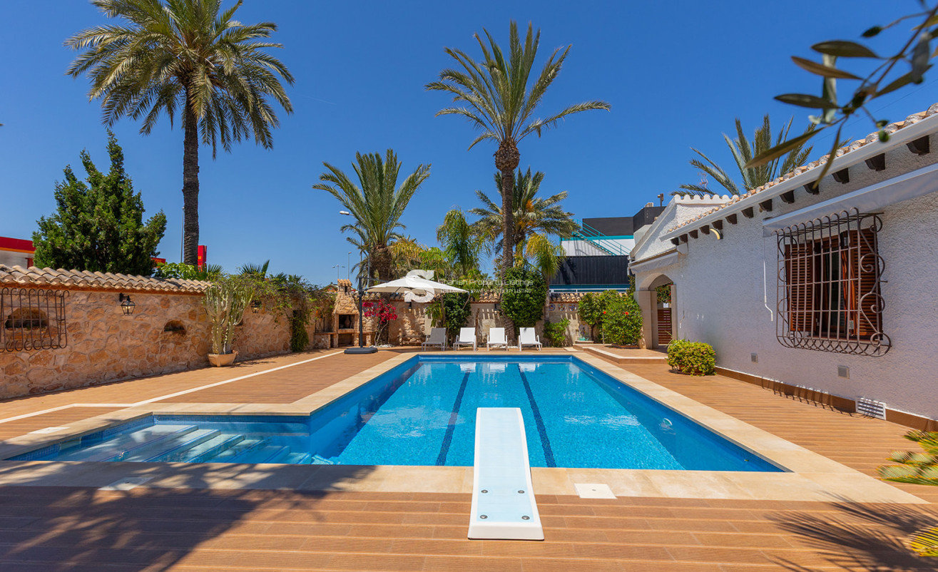 Resale - Villa - Orihuela Costa - Punta Prima